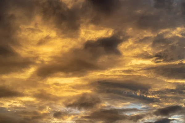 Céu Nebuloso Dourado Durante Pôr Sol — Fotografia de Stock