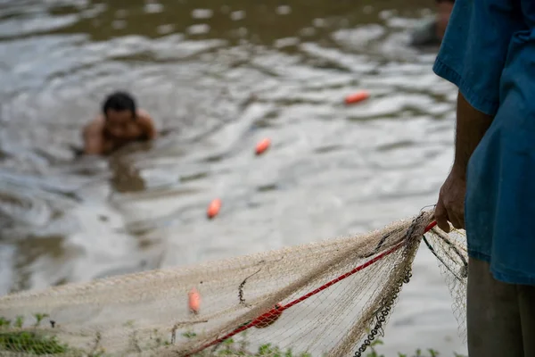 Рибалка Тримає Рибну Сітку — стокове фото