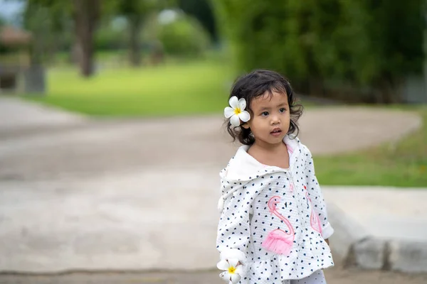 Uma Criança Feminina Asiática Bonito Com Uma Flor Seu Cabelo — Fotografia de Stock