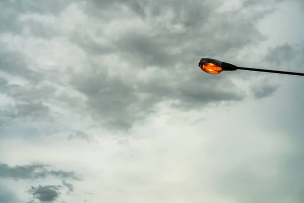 Låg Vinkel Skott Gatlykta Pol Mot Den Grå Himlen Bakgrund — Stockfoto