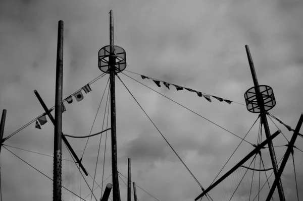 Eine Graustufenaufnahme Des Mastes Eines Schiffes — Stockfoto