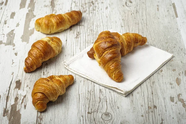 Primer Plano Grupo Croissants Colocados Una Hermosa Mesa Blanca Rústica — Foto de Stock