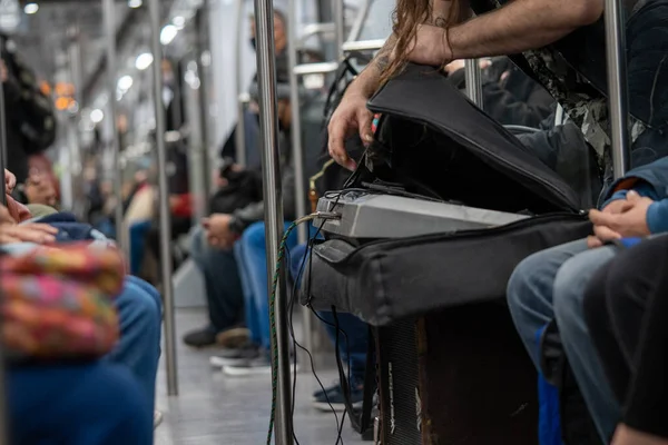 Мужские Руки Достают Устройство Сумки Поезде Метро Другими Пассажирами — стоковое фото