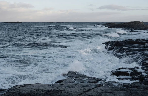 挪威岩石上飞溅的波浪迷人的景象 — 图库照片