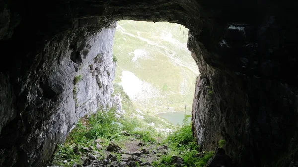 Vista Caverna Nas Montanhas — Fotografia de Stock