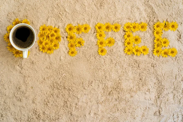 Vista Dall Alto Una Tazza Caffè Circondata Fiori Gialli Che — Foto Stock