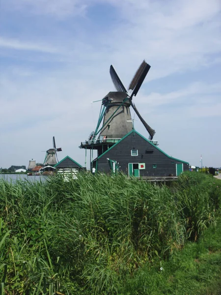 Eine Alte Windmühle Gegen Den Blauen Himmel — Stockfoto