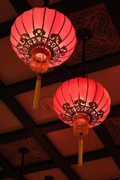 Colpo Verticale Lanterne Cinesi Appese Soffitto Con Uno Sfondo Sfocato — Foto Stock