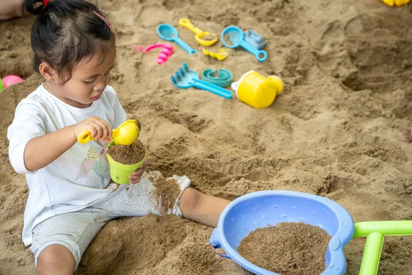 Избирательный Снимок Девушки Юго Восточной Азии Играющей Песочнице Открытом Воздухе — стоковое фото