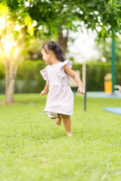 Een Verticaal Schot Van Een Schattig Klein Aziatisch Meisje Spelen — Stockfoto