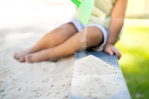 Ребенок Играет Песком Детской Площадке — стоковое фото