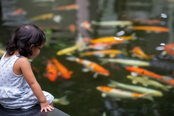 Eine Selektive Fokusaufnahme Eines Südostasiatischen Mädchens Das Den Teich Mit — Stockfoto