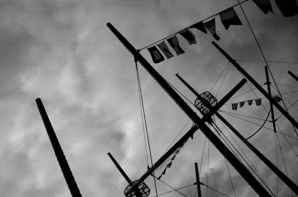 Een Grijswaarden Lage Hoek Opname Van Mast Van Een Schip — Stockfoto