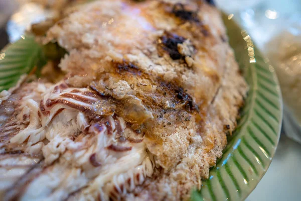 塩で焼きティラピア魚のクローズアップショット — ストック写真