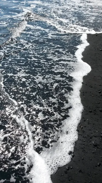 Eine Vertikale Aufnahme Der Schäumenden Wellen Der Sandküste — Stockfoto