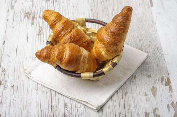 Primer Plano Una Pequeña Cesta Llena Deliciosos Croissants Una Servilleta —  Fotos de Stock