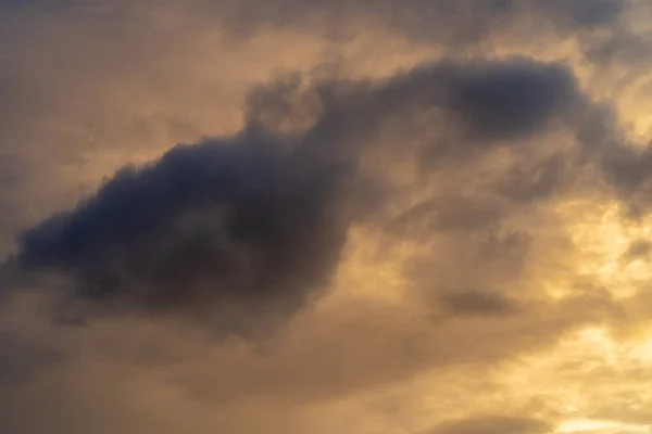 Langit Keemasan Mendung Selama Matahari Terbenam — Stok Foto