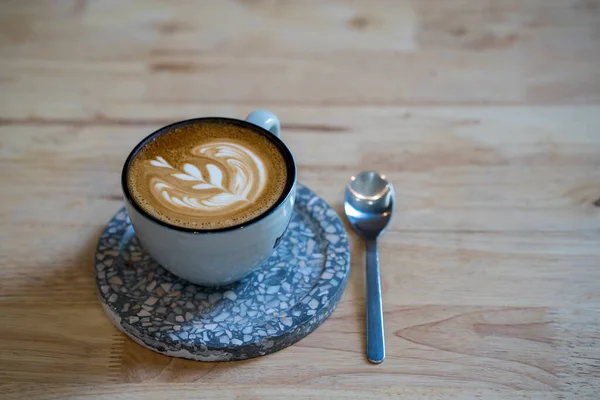 Uma Xícara Cappuccino Quente Uma Mesa Madeira — Fotografia de Stock