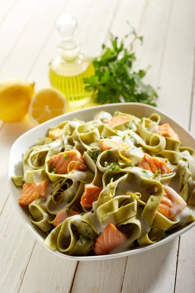 Portion Delicious Green Pasta Salmon Pieces — Stock Photo, Image