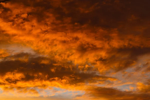 Cielo Nublado Durante Puesta Del Sol Brillante — Foto de Stock