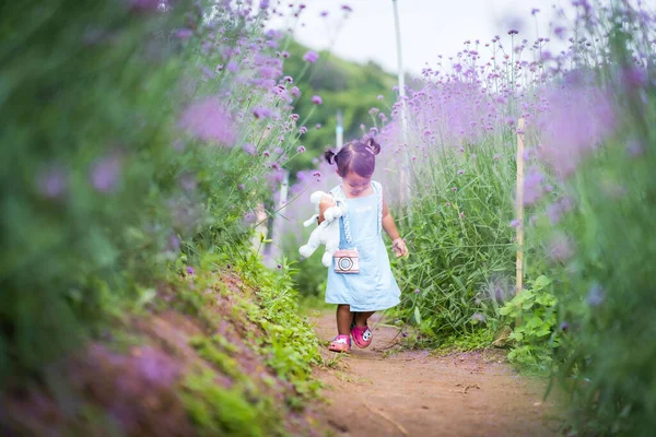 Lindo Niño Asiático Con Vestido Azul Caminando Parque —  Fotos de Stock