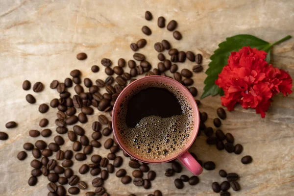 Una Vista Superior Una Taza Café Frijoles Sobre Una Mesa — Foto de Stock