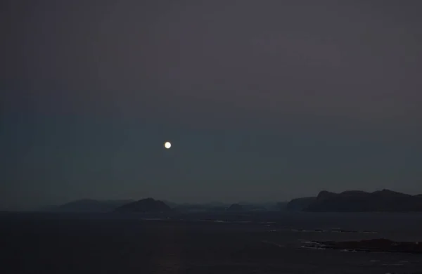 Luna Sopra Paesaggi Mare Runde Norvegia Notte — Foto Stock