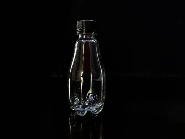 Sebuah Gambar Close Dari Botol Plastik Kosong Pada Latar Belakang — Stok Foto