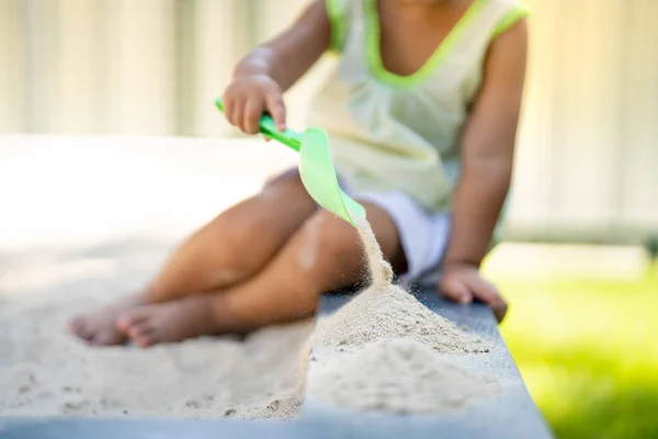 Маленькая Девочка Играет Пластиковой Зеленой Лопатой — стоковое фото