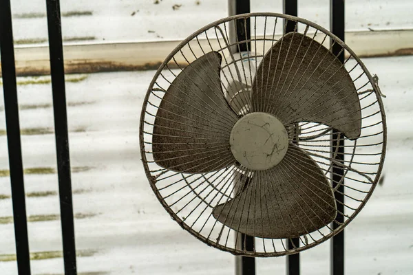 Velho Ventilador Cinza Uma Casa — Fotografia de Stock