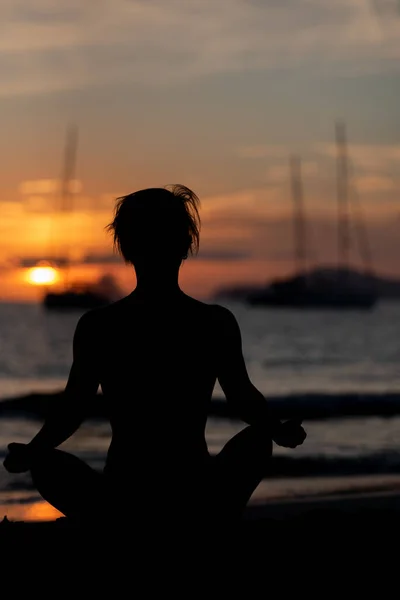 Una Sagoma Del Modello Idoneità Che Yoga All Ora Del — Foto Stock