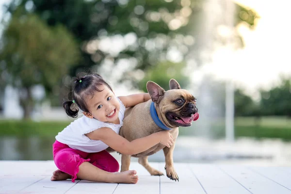 Een Schattig Klein Aziatisch Meisje Spelen Met Haar Franse Bulldog — Stockfoto