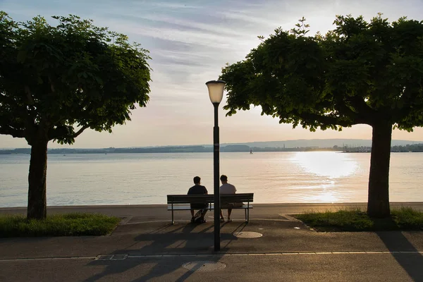 Una Bella Vista Due Persone Sedute Divano Legno Tra Alberi — Foto Stock