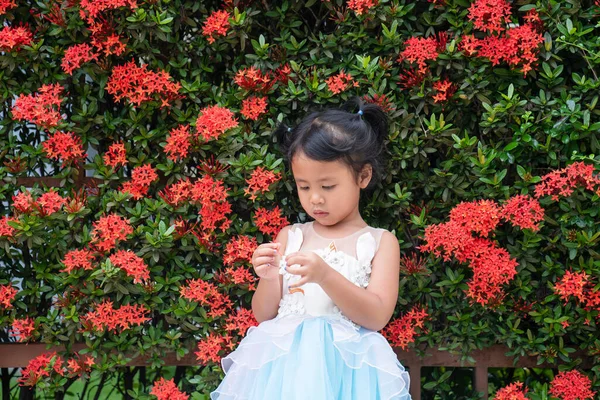 Uma Criança Asiática Bonito Com Vestido Azul Flores Vermelhas Fundo — Fotografia de Stock