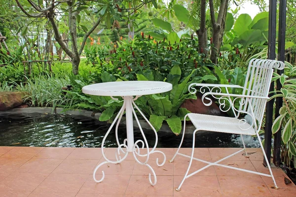 White Decorative Wrought Iron Garden Chair Table Patio Tropical Garden — Stock Photo, Image