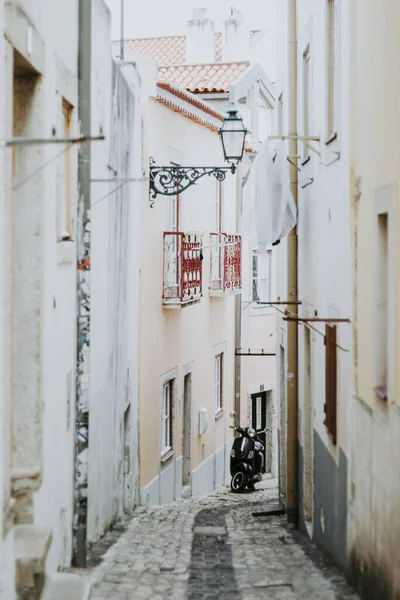 Estrecho Callejón Ciudad Costera Lisboa Capital Portugal Con Edificios Color — Foto de Stock