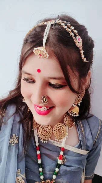 伝統的なサリーやアクセサリーを身に着けている美しい若いインド人女性 — ストック写真