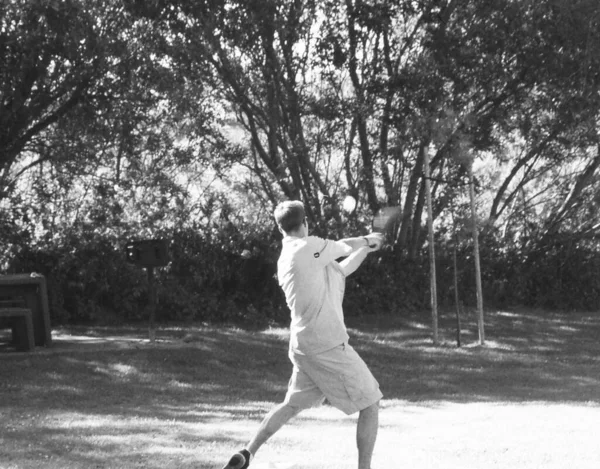 Lompoc 2021年7月3日 背の高い男がゲーム中に公園でソフトボールでバットを振る — ストック写真
