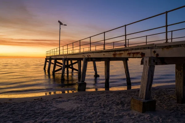 Muelle Sobre Tranquilo Mar Atardecer —  Fotos de Stock