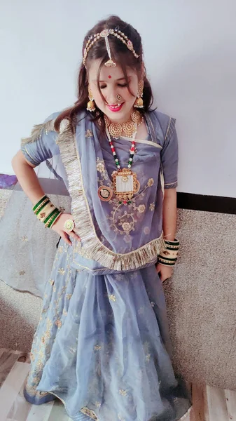 Krásná Mladá Indická Žena Tradičních Sari Šatech Pózování — Stock fotografie