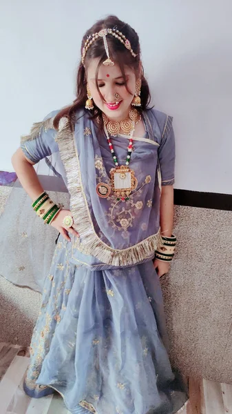 Una Hermosa Joven India Con Vestido Sari Tradicional Posando — Foto de Stock