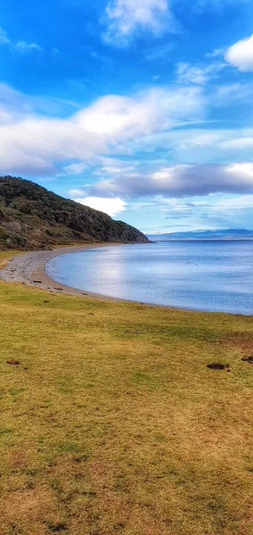 Colpo Verticale Lago Calmo Circondato Colline Campo Erba Una Giornata — Foto Stock