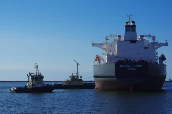 Grand Cargo Petits Bateaux Sur Mer Dans Port — Photo