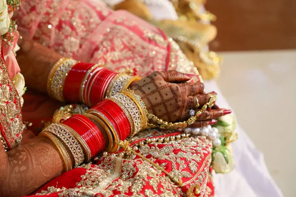 Primer Plano Una Novia India Día Boda Con Piezas Joyería —  Fotos de Stock