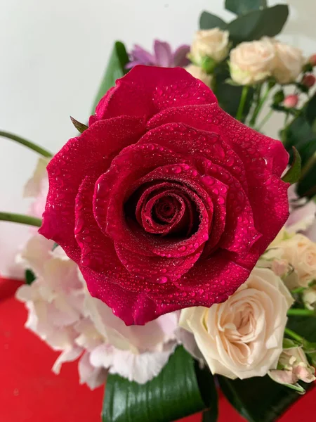 Вертикальний Знімок Червоної Троянди Букеті — стокове фото