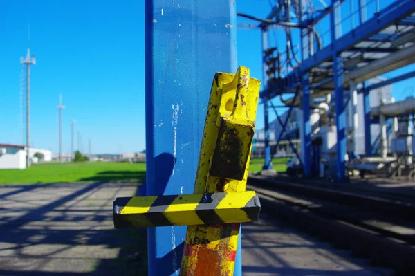 Primer Plano Una Señal Tráfico Una Instalación Industrial —  Fotos de Stock