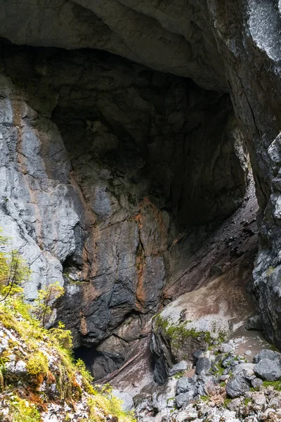 Κάθετη Λήψη Μικρού Σπηλαίου Στο Φυσικό Πάρκο Απουσένι Πάντις Ρουμανία — Φωτογραφία Αρχείου