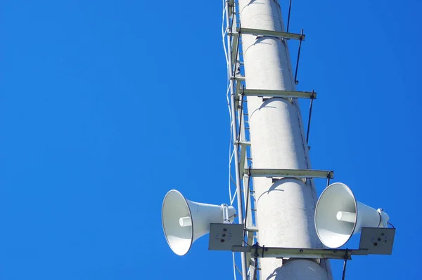 Una Toma Ángulo Bajo Una Estación Base Con Puente Radio — Foto de Stock