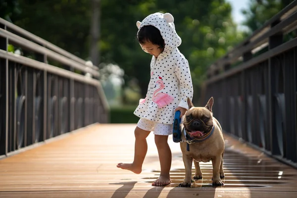 Een Zuidoost Aziatische Vrouw Kind Lopen Een Houten Brug Met — Stockfoto