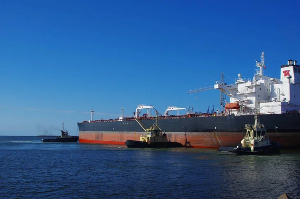 Suda Bir Tanker Kargo Gemisi — Stok fotoğraf